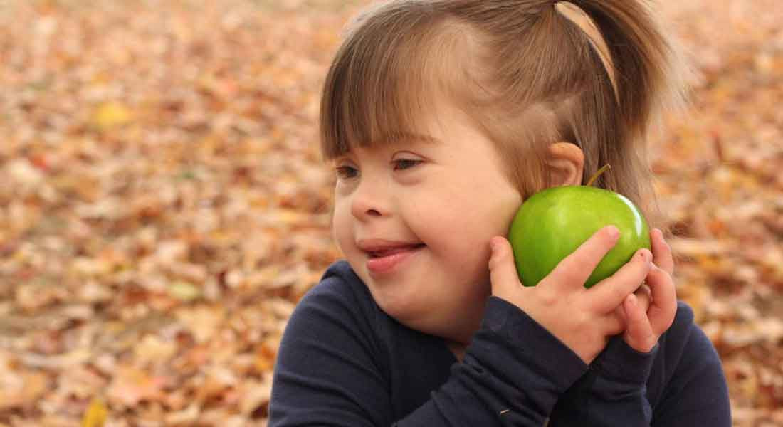 girl_with_apple